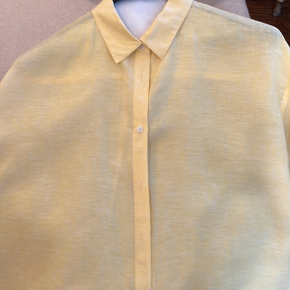HP🔥 UNIQLO. EUC. Lovely. Easy fit 100% linen button down shirt. Smoke free home - Picture 5 of 5